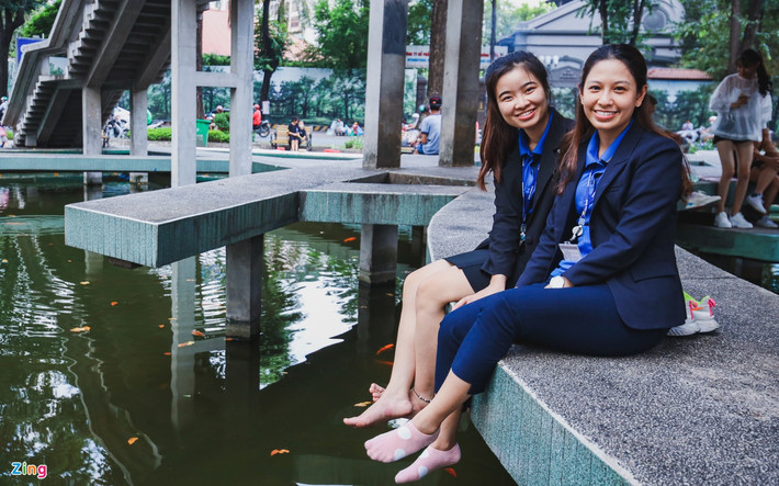 "Tôi ủng hộ ý đề xuất nâng cấp nơi này thành phố đi bộ trong tương lai, tuy nhiên cần lắp thêm đèn vì khu vực này tối. Ngoài ra, cơ quan chức năng cần kiểm soát người bán hàng xung quanh khu vực để họ không trải bạt, trải chiếu, gây mất mỹ quan", chị Quỳnh Tiên (nhân viên ngân hàng) chia sẻ.