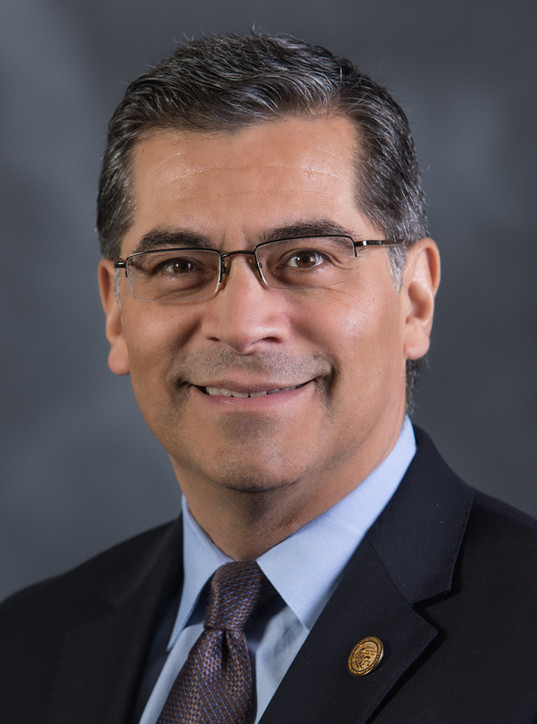 Ông Xavier Becerra sinh ngày 26/1/1958 tại Sacramento, California. Ông từng theo học tại Đại học Salamanca ở Salamanca, Tây Ban Nha, từ năm 1978 đến 1979, trước khi lấy bằng cử nhân Kinh tế trường Đại học Stanford năm 1980 và nhận bằng Luật của trường Luật Stanford năm 1984. Ảnh: Wikipedia.