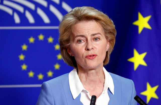 Bà Ursula von der Leyen, nữ Bộ trưởng Quốc phòng Đức đầu tiên, khiến nhiều người nể phục khi là người phụ nữ "giỏi việc nước, đảm việc nhà". Ảnh: Reuters.
