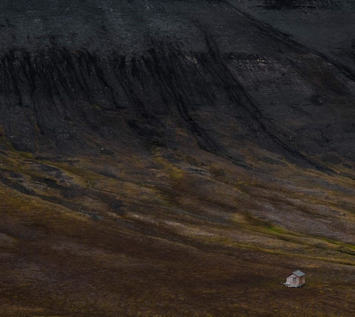 Một ngôi nhà nhỏ ở Svalbard, Na Uy, do Øystein Karlsen chụp lại.