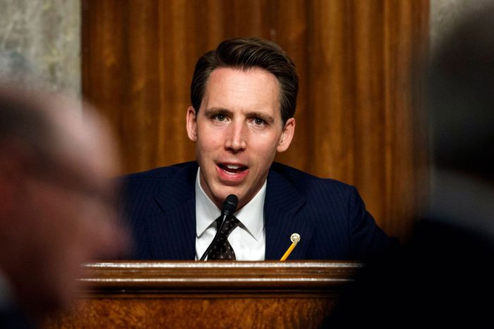 Ngày 30/12, Thượng nghị sĩ Đảng Cộng hòa Josh Hawley thuộc bang Missouri cam kết sẽ thách thức kết quả cuộc bầu cử Mỹ khi Quốc hội triệu tập vào ngày 6/1 tới để kiểm phiếu đại cử tri và công bố chính thức người chiến thắng trong cuộc đua vào Nhà Trắng năm 2020. Ảnh: AP.