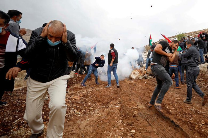 Người biểu tình Palestine đụng độ với lực lượng Israel ở Beit Dajan, Bờ Tây, ngày 6/11.
