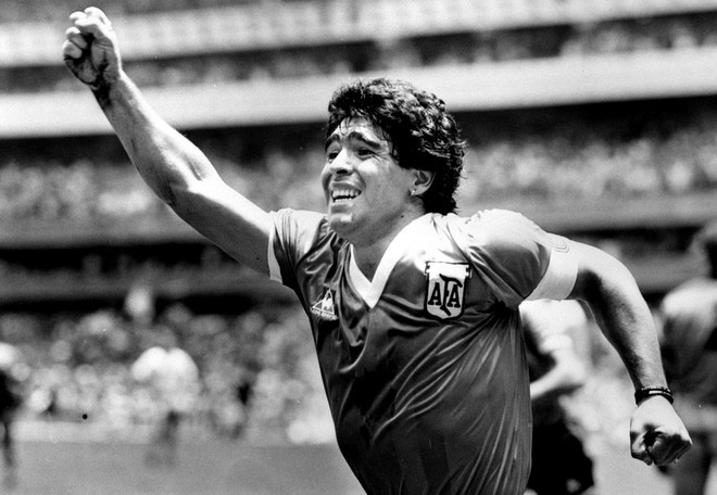 Huyền thoại bóng đá Argentina, Diego Maradona qua đời ở tuổi 60 vì đột quỵ tại nhà riêng tối 25/11 - hai tuần sau ca mổ não.