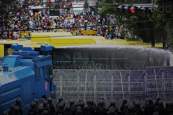 Cuộc biểu tình tại Thái Lan tiếp diễn trong tháng 11/2020. Theo Reuters, cảnh sát ở thủ đô Bangkok, Thái Lan, đã sử dụng hơi cay và vòi rồng để giải tán đám đông biểu tình bên ngoài trụ sở Quốc hội hôm 17/11.