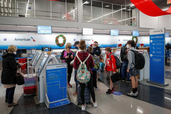 Hành khách chuẩn bị lên chuyến bay tại sân bay quốc tế O'Hare ở Chicago, bang Illinois, trước kỳ nghỉ Lễ Tạ ơn.