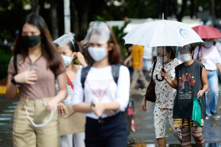 Trước khi Pakistan và Ấn Độ ghi nhận có ca nhiễm chủng virus corona biến thể mới, hôm 29/12, Philippines đã quyết định cấm nhập cảnh đối với du khách đến từ 20 quốc gia có ca mắc chủng biến thể của virus SARS-CoV-2 phát hiện tại Anh gần đây. Ảnh: Người dân đeo khẩu trang và tấm chắn giọt bắn tại Manila, Philippines. Ảnh: Reuters.