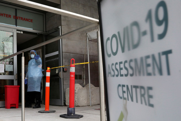 Hôm 26/12, Canada, Pháp và Tây Ban Nha cũng đã xác nhận các ca nhiễm biến thể mới của SARS-CoV-2 đầu tiên. Ảnh: Một nhân viên y tế hướng dẫn người dân thực hiện xét nghiệm COVID-19 tại một bệnh viện ở Toronto, Ontario, Canada. Ảnh: Reuters.