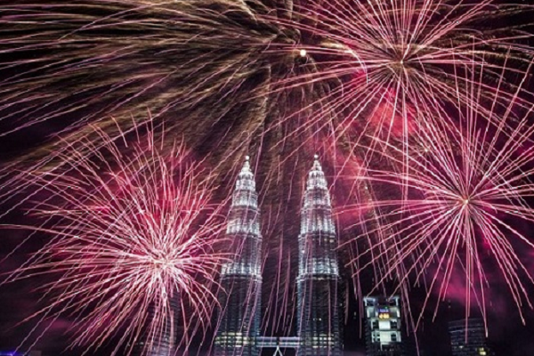 Thủ đô Kuala Lumpur của Malaysia dự kiến không tổ chức các buổi trình diễn ca nhạc ngoài trời đêm giao thừa, không bắn pháo hoa, đồng thời cấm tụ tập đông người. Hầu hết rạp chiếu phim, quán bar, cửa hàng giải trí đều đóng cửa và các trung tâm mua sắm, điểm du lịch lớn ở đây sẽ không tổ chức ăn mừng như mọi năm. Ảnh: Newyearsevekualalumpur.