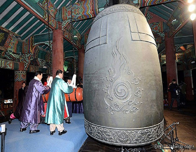 Trong khi đó, người dân thủ đô Seoul (Hàn Quốc) sẽ không có cơ hội tham gia lễ đánh chuông chào năm mới tại tháp chuông Bosingak như mọi năm do COVID-19. Ngoài ra, chính phủ Hàn Quốc cũng siết chặt quy tắc phòng dịch đối với các nhà hàng, quán ăn…, chẳng hạn như cấm đặt bàn trên 5 người. Ảnh: Chuông Bosingak. Ảnh: seoul.go.kr.