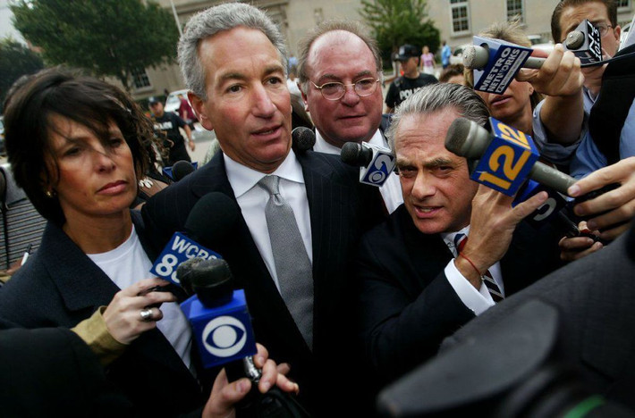 Năm 1999, Charles Kushner giành được giải thưởng Doanh nhân của năm Ernst & Young New Jersey. Vào thời điểm đó, doanh nghiệp bất động sản Kushner Companies sở hữu tới hơn 10.000 căn hộ chung cư và một ngân hàng cộng đồng,...Ảnh: NYDN.