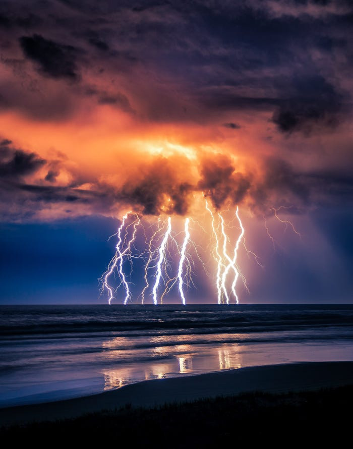 Simpson đã ghi lại những tia sét khi cơn bão ập tới trên đảo Fraser, Australia. "Khi ở ngoài thiên nhiên, tôi luôn muốn chụp lại vẻ đẹp hùng vĩ trong thế giới tự nhiên của chúng ta", Simpson nói.