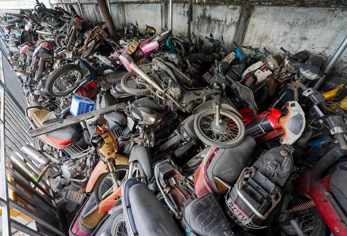 Tương tự, Bến xe Miền Đông, tại Bến xe Miền Tây, trong bãi giữ có hàng trăm chiếc xe vô chủ, xếp chồng lên nhau. Số còn lại được đưa vào một kho riêng.