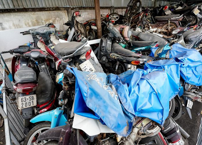 Đại diện bến xe cho biết đã thông báo với lực lượng chức năng về thực trạng này. Thời gian tới, công an quận sẽ cử người đến làm việc, ghi lại số khung, số máy của từng xe. Mục đích là để xác minh xem những phương tiện này liên quan như thế nào đến các vụ án trộm, cắp.