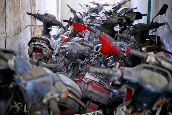 Ông Đỗ Phú Đạt, Phó giám đốc Bến xe Miền Đông, chia sẻ: "Chúng tôi đã có văn bản gửi Công an phường 26 và Công an quận Bình Thạnh để hỗ trợ việc ghi lại số khung, số máy nhằm xác minh. Sau thời gian thông báo, nếu chủ không đến nhận thì bến xe mới tiến hành thủ tục thu hồi, thanh lý".