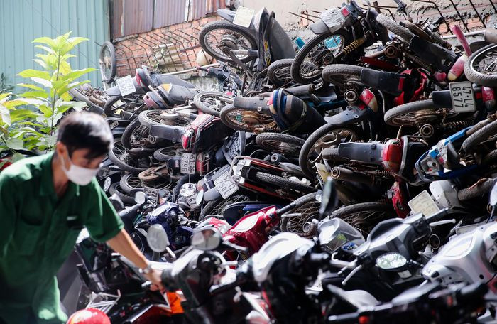 Theo nhân viên tại bãi giữ xe, số lượng xe vô chủ tăng lên hàng năm. Đến nay, bến xe Miền Đông có hàng trăm phương tiện vô chủ, chiếm nhiều diện tích.