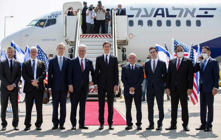 Theo đó, hồi tháng 9/2020, thỏa thuận bình thường hóa quan hệ lịch sử giữa Israel với Các Tiểu vương quốc Arab Thống nhất (UAE) và cả Bahrain đã chính thức được ký kết tại thủ đô Washington của Mỹ, đánh dấu một bước ngoặt lịch sử tại Trung Đông. Ảnh: Cố vấn cấp cao Jared Kushner cùng các quan chức Mỹ trong chuyến thăm UAE. Ảnh: Reuters.