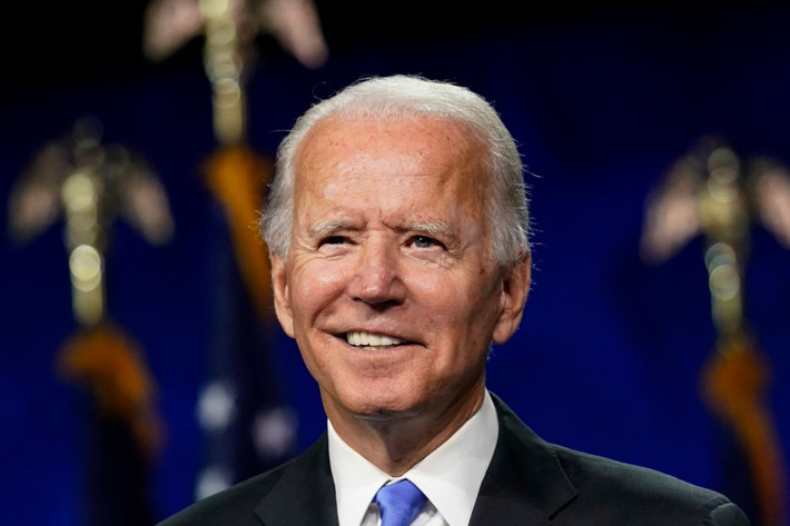 Tờ Menshealth đưa tin, ông Biden cũng thói quen ăn uống lành mạnh. Thực đơn hàng ngày của Tổng thống đắc cử Joe Biden thường là nước hoa quả và sữa chua Hy Lạp vào bữa sáng, salad và protein - thường là cá - vào bữa trưa và bữa tối. Ảnh: AP.