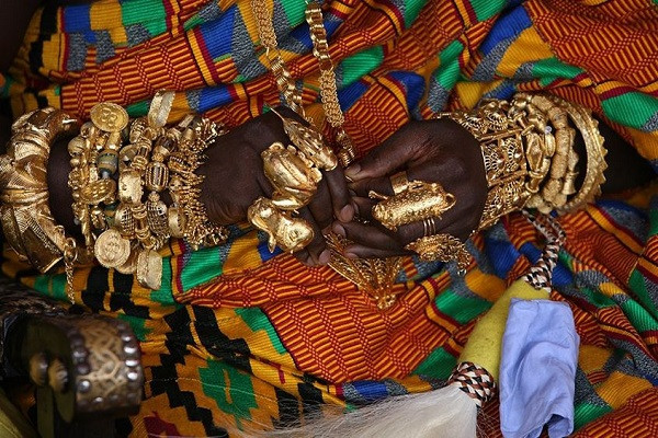 Bộ tộc Ashanti nằm phía nam Ghana, thuộc Tây Phi. Khi nhắc đến bộ lạc này, điều đầu tiên mà người ta nghĩ tới là vàng. Nếu bạn từng bị thu hút bởi hình ảnh cô dâu Ấn Độ đeo vàng trong lễ cưới, cảnh người Ashanti trong các dịp lễ hội thậm chí còn ấn tượng hơn thế nhiều. Ảnh: Ethnic Jewels Magazine.