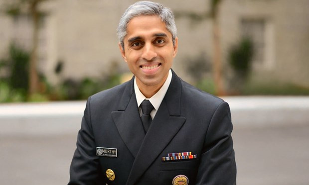 Cụ thể, Politico dẫn nguồn tin cho hay, ông Vivek Murthy sẽ trở lại quay trở lại làm Tổng Y sĩ Mỹ nhưng với vai trò lớn hơn khi đại dịch COVID-19 vẫn đang hoành hành khắp nước Mỹ và đã cướp đi sinh mạng của hơn 270.000 người nước này. Ảnh: AP.
