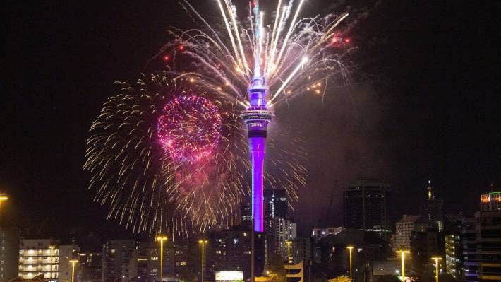 Được biết, màn bắn pháo hoa và trình diễn ánh sáng tại Cầu cảng Auckland và Tháp Sky kéo dài trong 5 phút. Ảnh: AP.