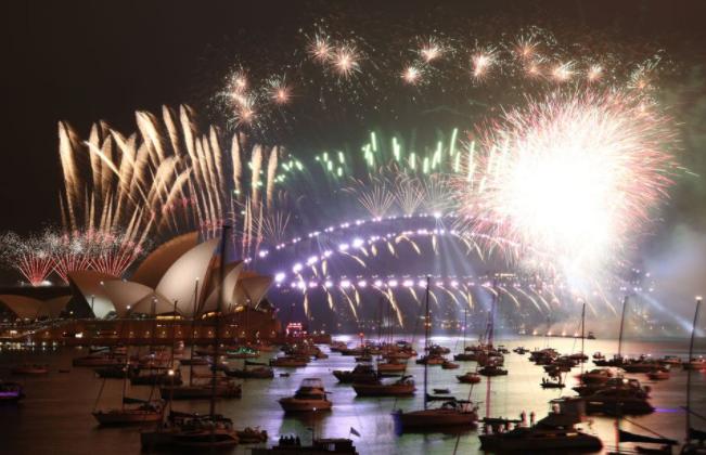 Pháo hoa rực sáng trên bầu trời Sydney đón năm mới 2021. Ảnh: 9News.com.