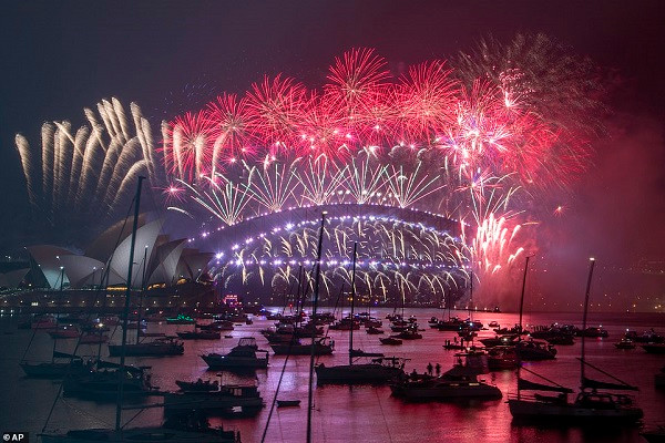 Người dân tại New Zealand và Australia,... đã được chào đón thời khắc chuyển giao giữa năm cũ 2020 và năm mới 2021 bằng những màn bắn pháo hoa rực rỡ trên bầu trời. Ảnh: Màn bắn pháo hoa hoành tráng tại cầu cảng Sydney, Australia. Ảnh: AP.