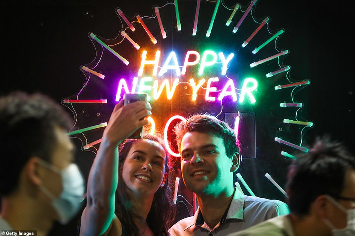 Người dân chụp ảnh "tự sướng" tại Melbourne, Australia, trong đêm giao thừa. Ảnh: Getty.