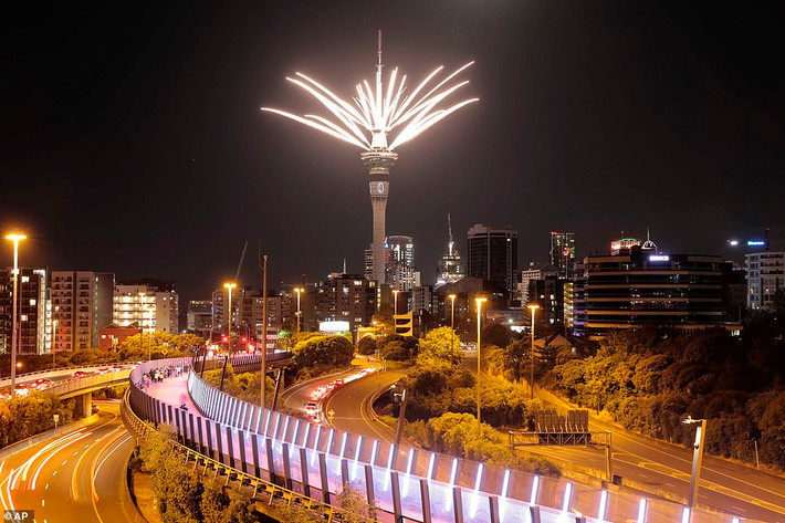 New Zealand đánh dấu thời khắc chuyển giao sang năm mới bằng màn bắn pháo hoa ở Cầu cảng Auckland và Tháp Sky vào đúng 0h ngày 1/1/2021. Ảnh: AP.