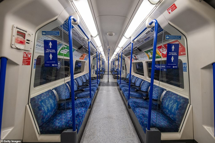 Tàu điện ngầm ở London hầu như không có hành khách.