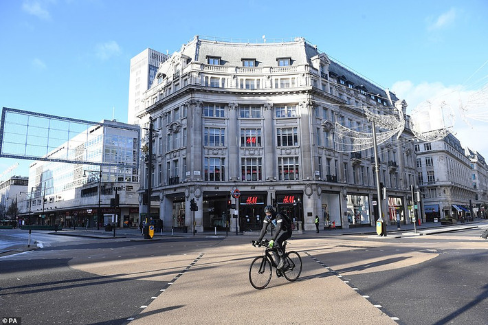 Đường Oxford ở London trong ngày lệnh phong tỏa được áp đặt.