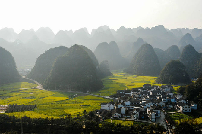 Cảnh núi non tuyệt đẹp nhìn từ trên cao ở Wanfenlin, Hưng Nghĩa, tỉnh Quý Châu.
