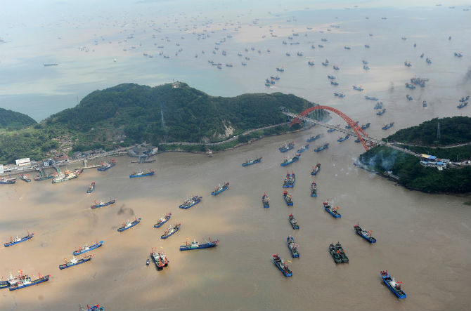 Tàu thuyền tấp nập rời bến ở Ninh Ba, tỉnh Chiết Giang ngày 16/9/2015.