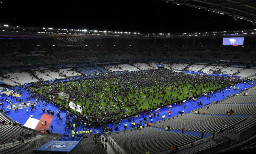 Ba vụ nổ xảy ra bên ngoài sân vận động Stade de France, nơi đội bóng đá Pháp đang đấu với đội Đức, khiến một người dân thiệt mạng. Ảnh: Người xem bóng đá chạy ùa xuống sân bóng khi các vụ nổ xảy ra bên ngoài sân vận động.