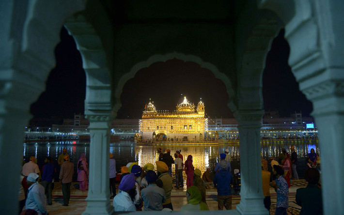 Ngôi đền Golden sáng rực về đêm ở Amritsar, Ấn Độ.