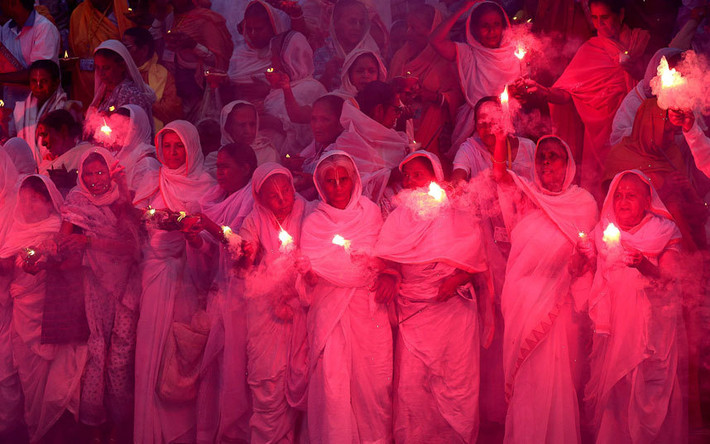 Các góa phụ Ấn Độ trong một sự kiện kỷ niệm lễ hội Diwali 2015 của người theo đạo Hindu tại Vrindavan, Ấn Độ. Vào dịp lễ này, người dân thường dọn dẹp nhà cửa sạch sẽ, sắm sửa quần áo mới và mua quà tặng các thành viên trong gia đình.