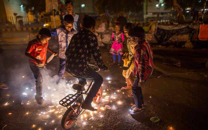 Trẻ nhỏ đốt pháo bông trong dịp lễ hội ánh sáng Diwali 2015 ở Delhi, Ấn Độ.