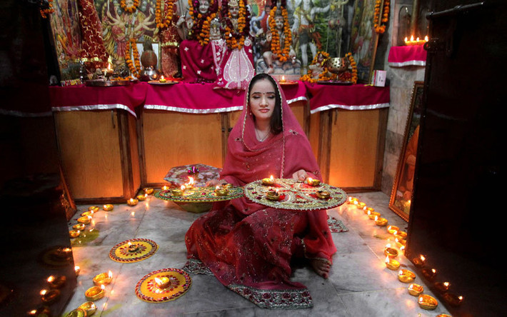 Một người phụ nữ Pakistan theo đạo Hindu thắp những ngọn nến trong một ngôi đền địa phương ở Lahore, Pakistan, vào dịp lễ hội ánh sáng Diwali.
