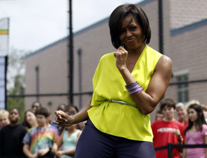 Đệ nhất phu nhân Michelle Obama “trổ tài” trong chuyến thăm trường trung học Alice Deal tại Washington ngày 3/5/2011.