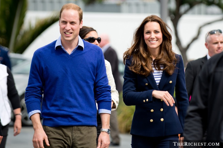 Hoàng tử William và Công nương Kate Middleton chắc hẳn là cặp đôi hoàng gia nổi tiếng nhất thế giới. Công nương Kate mang vẻ đẹp tự nhiên với một phong cách tinh tế trong khi Hoàng tử William mang vẻ điển trai quý tộc.