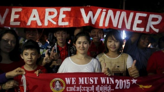 Cũng trong ngày 9/11, sau khi có những kết quả bầu cử sơ bộ đầu tiên, đảng USDP cầm quyền thừa nhận thất bại trước đảng đối lập của bà Suu Kyi dù quá trình kiểm phiếu đang được tiến hành. Đảng NLD tuyên bố giành hơn 80% số phiếu bầu ở khu vực thành thị đông dân cư. Tuy nhiên, bà Suu Kyi cho rằng “còn quá sớm” để ăn mừng chiến thắng. Để có quyền thành lập một chính phủ mới, đảng đối lập phải giành ít nhất 2/3 số ghế trong Quốc hội, nơi người dân chỉ được bầu 3/4 số đại biểu và 1/4 còn lại do quân đội bổ nhiệm. Ảnh: Reuters