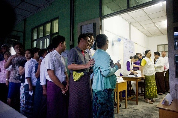 Từ 6h ngày 8/11, các điểm bỏ phiếu trên toàn lãnh thổ Myanmar mở cửa đón 32 triệu cử tri tham gia cuộc bầu cử lịch sử của Myanmar. Đây là cuộc tổng tuyển cử tự do đầu tiên ở quốc gia Đông Nam Á này sau 25 năm. Hơn 90 đảng phái tham gia cuộc chạy đua vào Quốc hội ở đất nước 52 triệu dân. Tuy nhiên, cuộc đua chính thức diễn ra giữa hai đảng là Liên minh Đoàn kết và Phát triển (USDP) của Tổng thống Thein Sein nhận sự hậu thuẫn của quân đội và đảng Liên đoàn Quốc gia vì dân chủ (NLD) của lãnh đạo đối lập Aung San Suu Kyi.