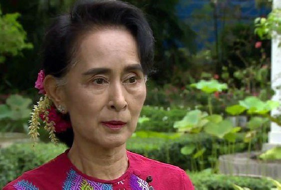 Ngày 10/11, lần đầu lên tiếng sau cuộc bầu cử, Suu Kyi tuyên bố đảng của bà giành hơn nửa số ghế trong Quốc hội. Người phụ nữ từng được trao giải Nobel Hòa bình năm 1991 nhận định: “Thời cơ thay đổi và người dân cũng đã đổi thay”. Bà Suu Kyi cũng nói rằng cuộc bỏ phiếu "không công bằng" nhưng đã được "tự do rộng rãi". Cùng ngày, phát ngôn viên của Tổng thống Thein Sein đồng thời là Bộ trưởng Thông tin Myanmar cho biết, chính phủ sẽ tuân theo kết quả và chuyển giao quyền lực một cách hòa bình. Ảnh: BBC