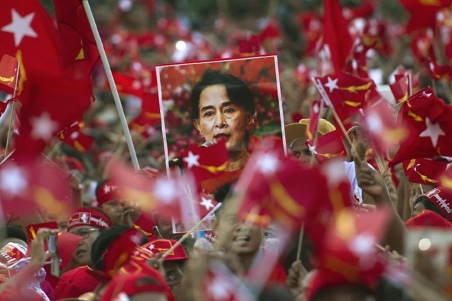 Ngày 13/11, Ủy ban Bầu cử thông báo đảng NLD đã có 348 ghế tại Quốc hội, thừa 19 so với 329 ghế cần thiết để giành chiến thắng tuyệt đối. Như vậy, NLD sẽ có quyền bổ nhiệm tổng thống, hai phó tổng thống và lập chính phủ mới để điều hành đất nước. Trong khi đó, đảng cầm quyền USDP chỉ giành 40 ghế ở cả hai viện. Tổng thống Mỹ Barack Obama và Tổng thư ký Liên Hợp Quốc Ban Ki Moon lên tiếng chúc mừng bà Suu Kyi. Ông chủ Nhà Trắng ca ngợi “những nỗ lực không mệt mỏi và sự hy sinh” của bà Suu Kyi để thúc đẩy một “Myanmar thêm toàn diện, hòa bình và dân chủ”, trong khi người đứng đầu Liên Hợp Quốc mô tả cuộc bầu cử ngày 8/11 là “thành tựu lớn” của Myanmar.