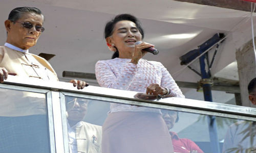 Ngày 11/11, đảng đối lập do bà Aung San Suu Kyi đứng đầu cáo buộc chính phủ Myanmar cố tình trì hoãn công bố kết quả cuộc tổng tuyển cử lịch sử. Trong khi đó, Ủy ban Bầu cử Myanmar thông báo kết quả của 61 vị trí trong hạ viện. Những người chiến thắng bao gồm bà Suu Kyi từ khu vực bầu cử là quận Kawhmu ở Yangon, với 54.676 phiếu bầu. Việc bà Suu Kyi giành ghế ở Quốc hội là điều có thể đoán trước. Ảnh: AP