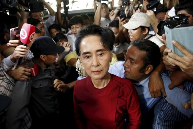 Trưa 8/11, bà Suu Kyi đến điểm bỏ phiếu trong vòng vây chào đón của người dân. Cử tri Myanmar sẽ chọn ra các đại biểu Quốc hội từ khoảng 6.000 ứng cử viên đến từ 93 đảng phái chính trị ở Myanmar. Các đại biểu chạy đua cho 1.142 ghế ở Quốc hội và các hội đồng địa phương. Lãnh đạo đảng đối lập tự tin rằng đảng của bà sẽ giành chiến thắng. Bà sẽ chỉ định một người trở thành tổng thống và nắm quyền "trên cả tổng thống". Suu Kyi phát biểu như vậy bởi theo hiến pháp Myanmar, bà không thể trở thành tổng thống do có chồng, con mang quốc tịch nước ngoài. Ảnh: Reuters