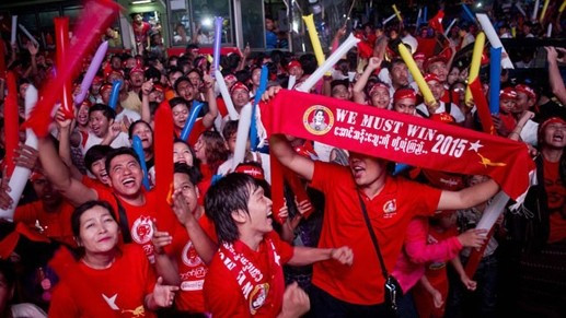 Cũng trong ngày 11/11, Thủ lĩnh đảng đối lập Aung San Suu Kyi viết thư kêu gọi một cuộc đàm phán “hòa giải dân tộc” với Tổng thống Thein Sein, Tư lệnh Lực lượng vũ trang Min Aung Hlaing và Chủ tịch Hạ viện Shwe Mann. Đảng NLD của bà Suu Kyi khi đó đã giành 134 ghế trong hạ viện, 29 ghế tại thượng viện và 182 vị trí ở các hội đồng địa phương. Ảnh chụp những người ủng hộ đảng NLD ăn mừng chiến thắng tại Yangon: AP