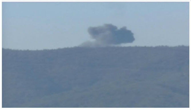 Cột khói bốc lên sau khi chiếc Su-24 của Nga rơi xuống lãnh thổ Syria.