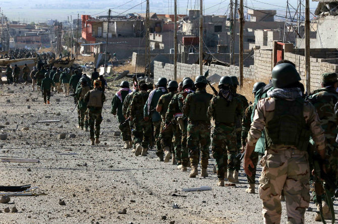 Lực lượng Peshmerga và các chiến binh đến từ cộng đồng thiểu số Yazidi tiến vào thị trấn Sinjar ngày 13/11.