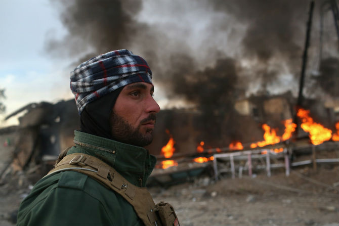 Với việc tái chiếm Sinjar, các chiến binh Peshmerga đã cắt dứt tuyến đường huyết mạch nối “thủ đô” IS Raqqa (Syria) với Mosul, thành phố ở Iraq.