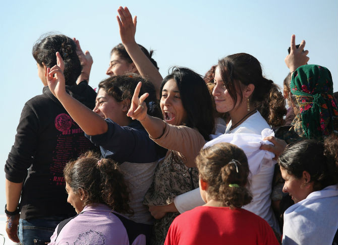 Những người tị nạn Yazidi đang sống trong khu trại tị nạn tại Syria vui mừng khi biết tin quê nhà được giải phóng.